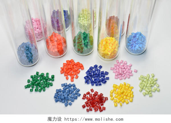 在实验室的测试杯中的几种染色的聚合物树脂